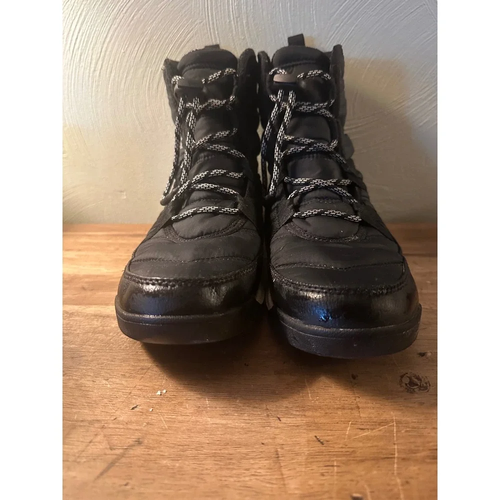 Sorel Whitney II, women's short lace boot, size 7. Black